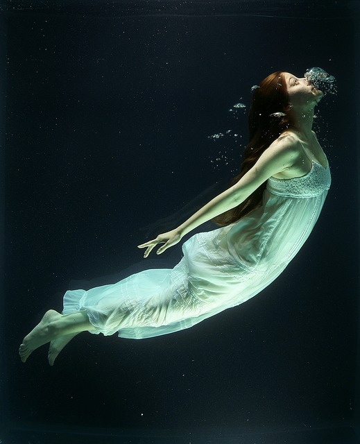 Symbols​ of Water​ in Dreams: What⁤ Does Drowning⁢ Represent?