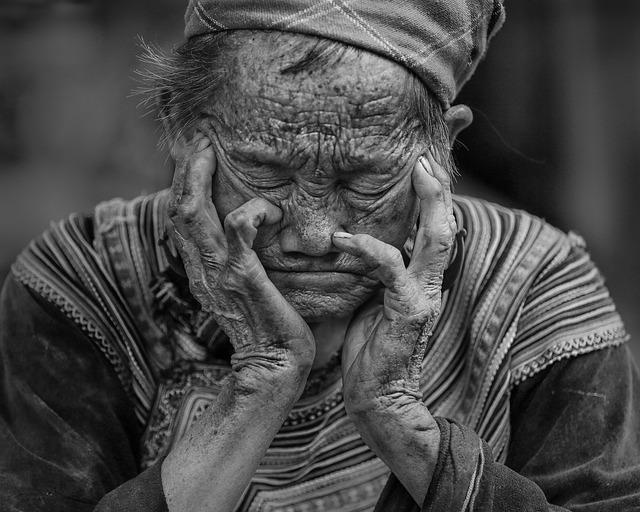 4) Warding Off Wrinkles: Tips ⁣to Preserve ⁤the Perfectly Smooth Look